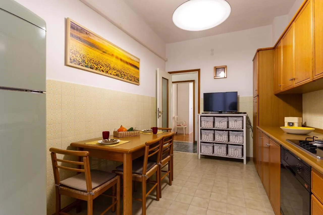 Flower Apartment Mântua 0*,